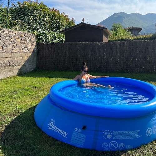 mulher desfrutando do sol em uma piscina insuflável 