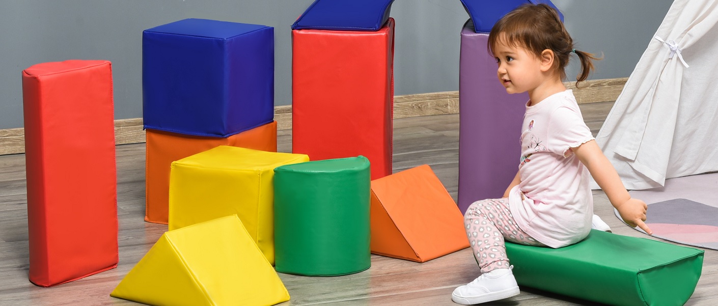 menina brincando com um conjunto de espumas