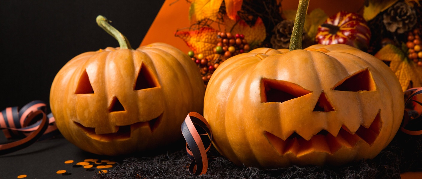 Família feliz em fantasia de halloween curtindo festa em casa gerada por ai