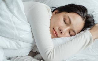 mulher dormindo em uma cama