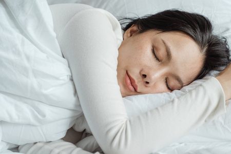 mulher dormindo em uma cama