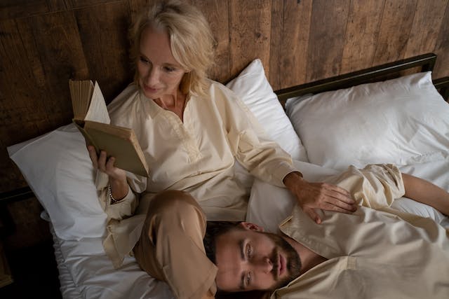 mulher lendo um livro na cama antes de dormir