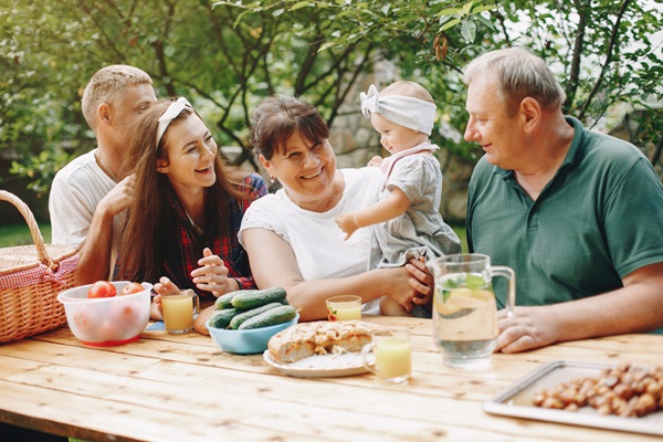 familia desfrutando de um piquenique