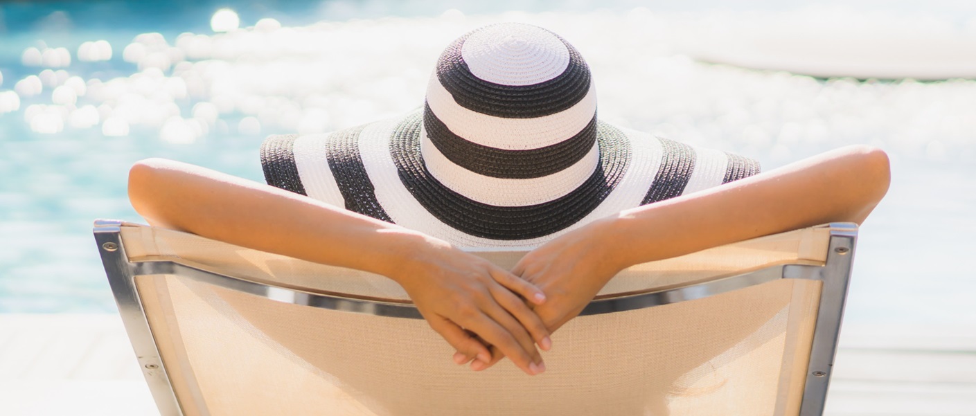 mulher apanhando sol em uma espreguiçadeira