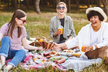 amigas desfrutando de um dia de piquenique