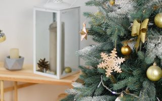 árvore de natal artificial com decorações