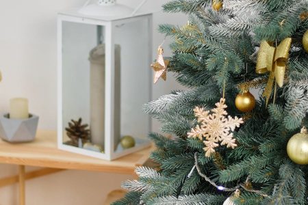 árvore de natal artificial com decorações