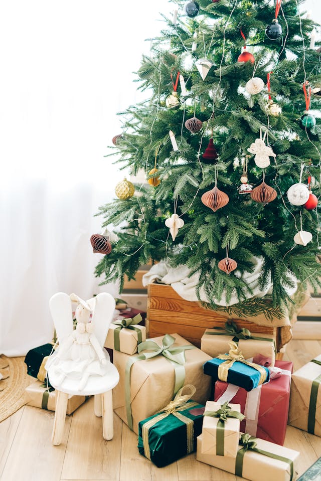 árvore de natal com a base em caixa de madeira