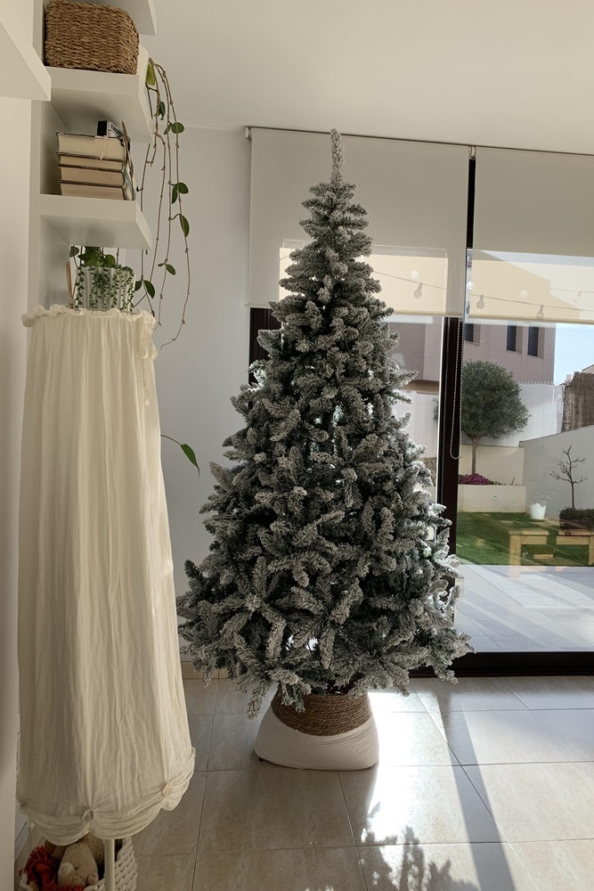 árvore de natal com base com um cesto de fibra natural