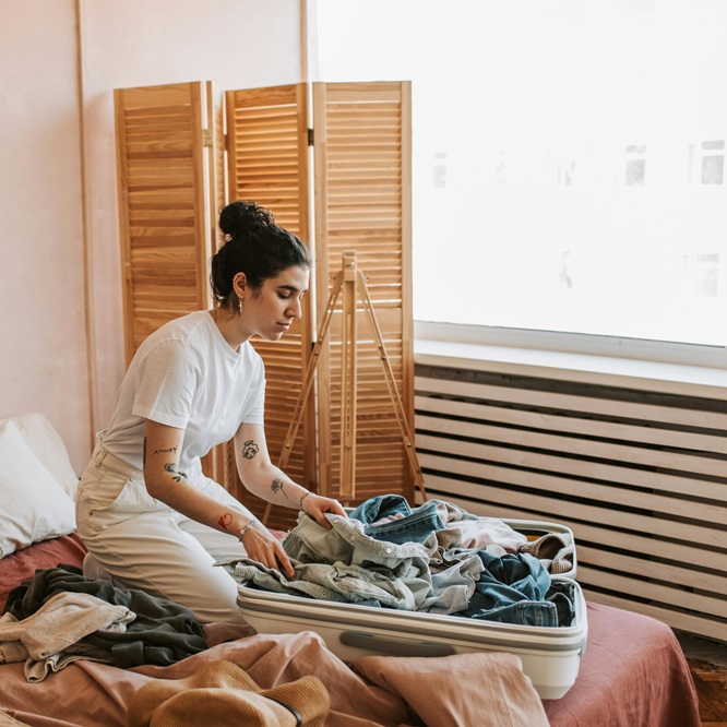 mulher em uma habitação com uma cobertura de radiador