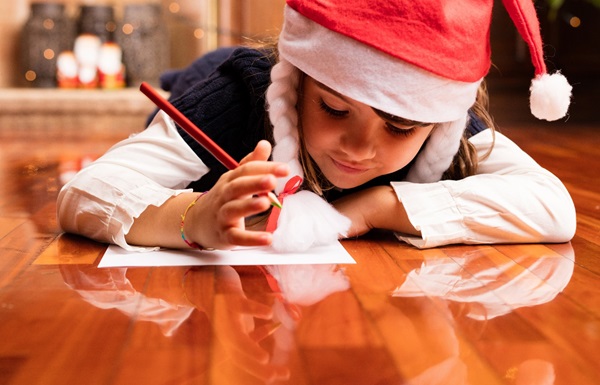 menina escrevendo uma carta para o pai natal