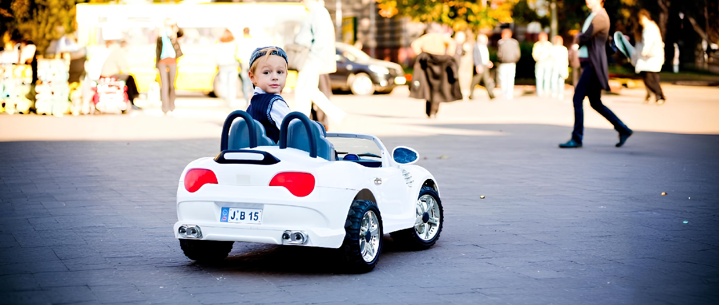 menino passeando com um carro elétrico branco