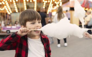 crianca-a-desfrutar-de-algodao-doce