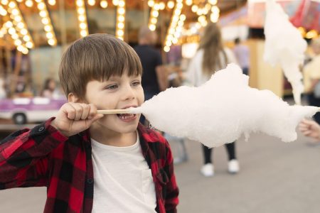 crianca-a-desfrutar-de-algodao-doce