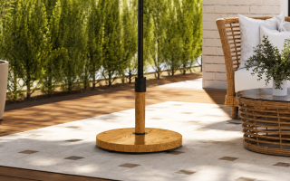 Base redonda estilo madeira natural sobre terraço com sofá e mesa de ratã