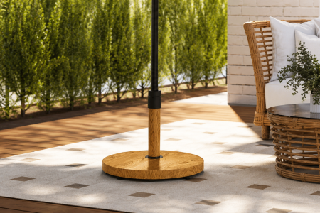 Base redonda estilo madeira natural sobre terraço com sofá e mesa de ratã